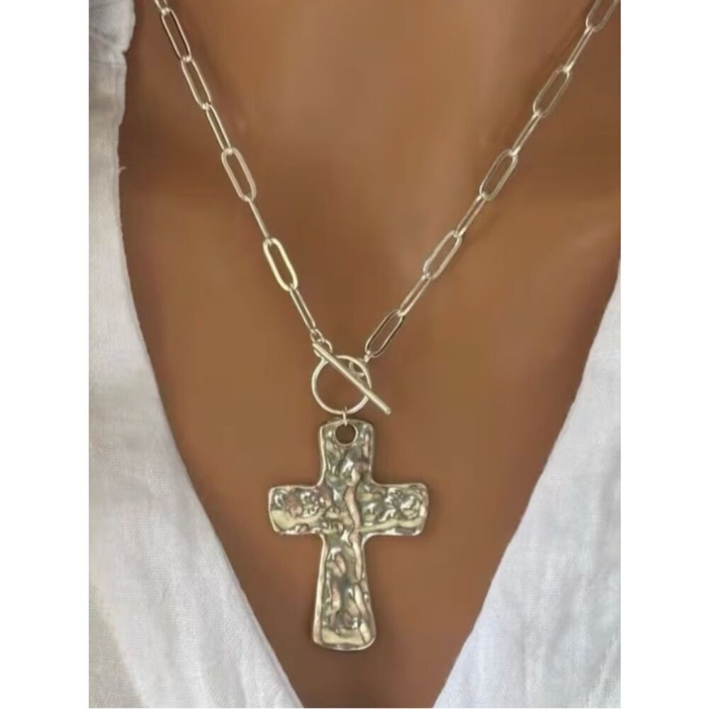 🩶 Hammered Cross Pendant Toggle Clasp Necklace - Silver Tone Paperclip Chain 🩶 - Picture 9 of 9
